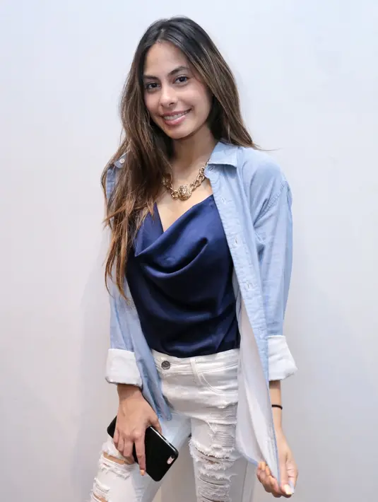 Ditemui di kawasan Menteng, Jakarta Pusat, beberapa waktu lalu, Valerie menceritakan soal keterbukaannya pada kedua orang tua soal pacarnya yang berada di luar negeri, ia pun tak bisa berbohong. (Adrian Putra/Bintang.com)