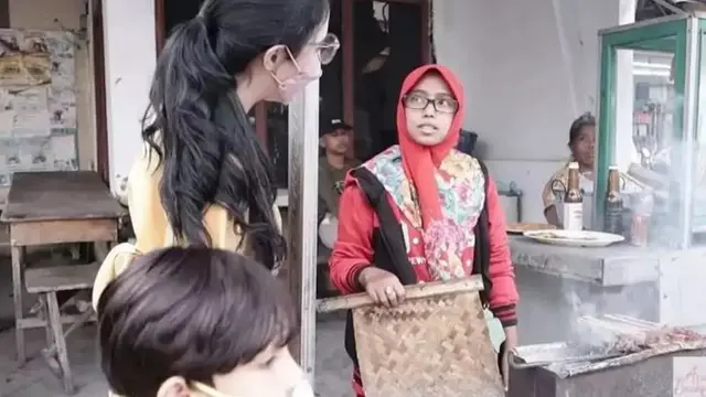 Jadi Istri Pejabat, Ini 6 Potret Kesederhanaan Arumi Bachsin Makan di Pinggir Jalan