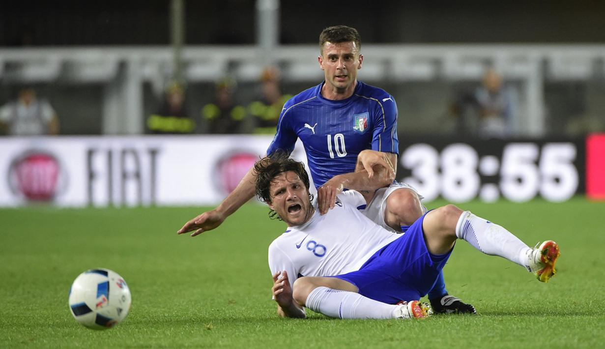 Perebutan bola antara pemain Italia, Thiago Motta, dengan pemain Finlandia, Perparim Hetemaj, pada laga persahabatan di Stadion Marc'Antonio Bentegodi, Verona, Selasa (7/6/2016) dini hari WIB. (AFP/Olivier Morin)