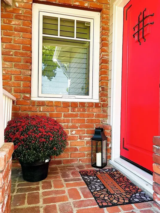 Jika tampak depan didominasi warna earthy, bagian pintu punya warna yang lebih mencolok.