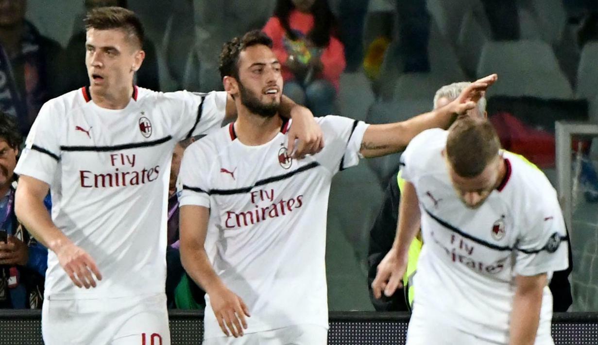 Gelandang AC Milan, Hakan Calhanoglu, melakukan selebrasi usai membobol gawang Fiorentina pada laga Serie A di Stadion Artemio Franchi, Sabtu (11/5). AC Milan menang 1-0 atas Fiorentina. (AP/Claudio Giovanni)