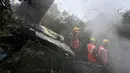 Tim penyelamat bekerja di lokasi jatuhnya helikopter di kawasan Suryachaur, barat laut Kathmandu, Nepal, Rabu (7/8/2024). (AP Photo/Nirajan Shrestha)