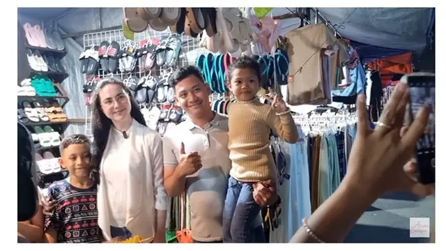 7 Potret Arumi Bachsin Ajak Anak ke Pasar Malam, Santai Beli Jajan hingga Baju