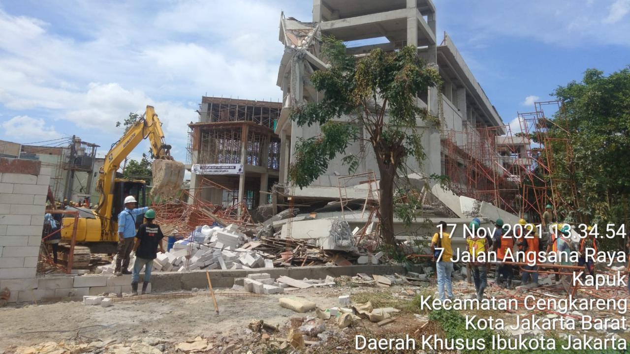 Sebuah bangunan sekolah yang sedang dalam proses renovasi tiba-tiba ambrol pada Rabu (17/11/2021) siang. Sejumlah pekerja dilaporkan luka-luka akibat kejadian itu.