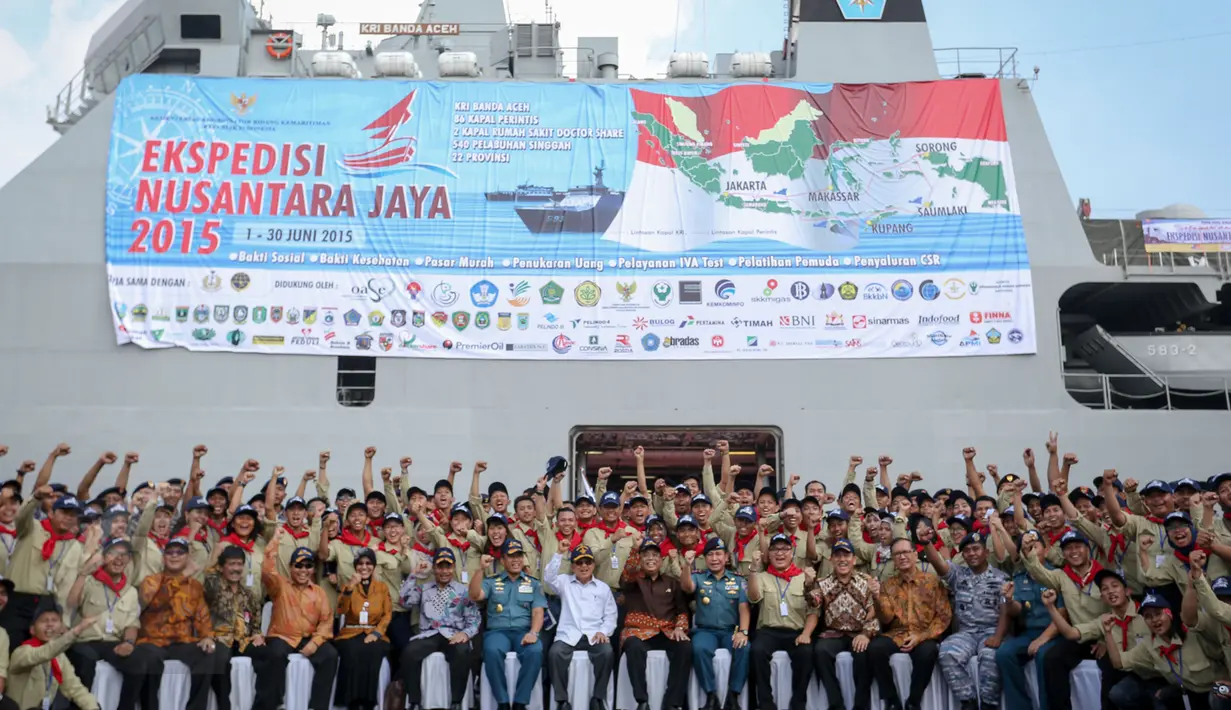 Wapres Jusuf Kalla (tengah duduk) berfoto dengan peserta Ekspedisi Nusantara Jaya 2015 di Jakarta, Senin (1/6/2015). Ekpedisi tersebut mendorong terwujudnya tol laut yang diharapkan dapat memperkuat konektivitas antara pulau. (Liputan6.com/Faizal Fanani)