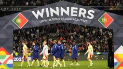 Pemain Spanyol tertunduk lesu setelah ditaklukkan Portugal pada laga final UEFA Nations League 2025 di Allianz Stadium, Senin (09/06/2025) dini hari WIB. (AP Photo/Matthias Schrader)