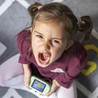 Anak menjadi tanrum karena belum sepenuhnya mampu mengontrol perasaannya sehingga mereka mudah tantrum. (Foto/dok: Freepik)