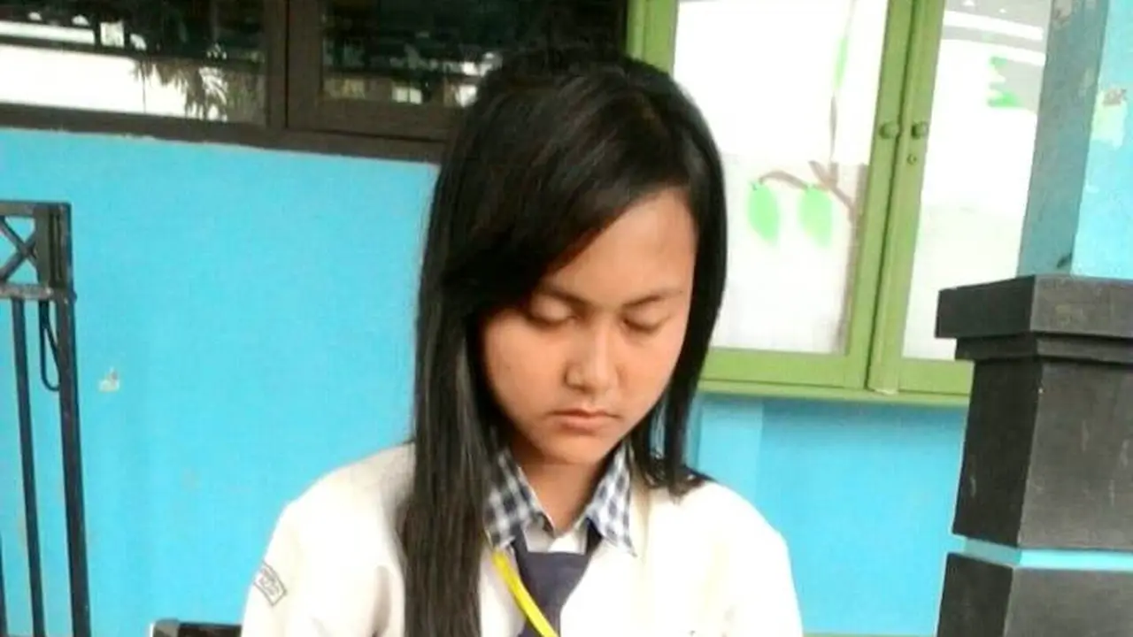 Seorang siswa di Cilacap mengikuti ujian praktek pelajaran penghayat kepercayaan dalam USBN 2019. (Foto: Liputan6.com/MLKI/Muhamad Ridlo)