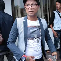 Setahun tiga bulan tak mendapatkan kepastian terkait royalti, Kangen Band melaporkan pihak label musiknya, TA Pro Music & Publising ke Polresta Depok pada Selasa (3/10/2017). (Deki Prayoga/Bintang.com)