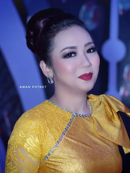 Dalam foto tersebut, Soimah mengenakan sepatu yang sudah bulug dan kaos kaki yang juga sudah lecek dan kendor. Kedua tangan Soimah terlihat mengenggam. Ia mengaku malu lantaran tangannya warna merah kehitaman. (Instagram/showimah)