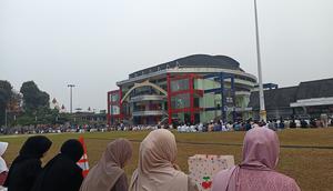 Suasana umat Islam sebelum ibadah shalat Idul Adha 1446 H di Lapang Merdeka Kota Sukabumi. (Liputan6.com/Fira Syahrin).