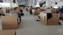 Penampakan kasur-kasur dengan dinding kardus untuk yang menunggu hasil tes virus corona di Bandara Internasional Narita di Narita, dekat Tokyo, 8 April 2020. Tempat tidur yang disediakan oleh bandara tersebut terbuat dari kardus berbahan tebal serta berisi kasur dan selimut. (Yuri Kageyama via AP)