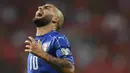 Striker Italia, Lorenzo Insigne, tampak kecewa usai takluk dari Spanyol pada laga kualifikasi piala dunia 2018 di Stadion Santiago Bernabeu, Madrid, Sabtu (2/9/2017). Spanyol menang 3-0 atas Italia. (AFP/Gabriel Bouys)