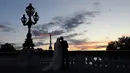 Sepasang calon pengantin melakukan foto prewedding dengan latar belakang Pyramide de Louvre di Paris, 9 Juli 2017. Bukan cuma menara Eiffel yang sudah amat terkenal itu, ibukota Perancis ini juga punya Piramida Louvre. (AFP PHOTO / LUDOVIC MARIN)