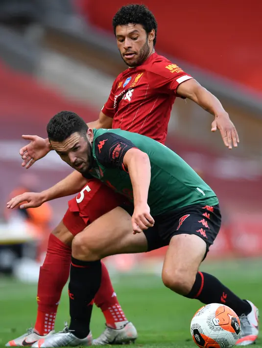 Gelandang Aston Villa, John McGinn (depan) berebut bola dengan gelandang Liverpool, Alex Oxlade-Chamberlain dalam lanjutan Premier League 2019-2020, Minggu (5/7/2020). Liverpool berhasil meraih kemenangan atas Aston Villa dengan skor 2-0. (Paul ELLIS / POOL / AFP)