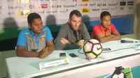 Pelatih Bhayangkara FC Simon McMenemy (tengah) kecewa dengan hasil 1-1 melawan Persib Bandung dalam lanjutan Liga 1 di Stadion Si Jalak Harupat, Soreang, Kabupaten Bandung, Minggu (24/9/2017). (Liputan6.com/Kukuh Saokani)