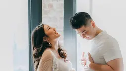 Chef Arnold bercanda dengan sang istri dengan menunjukkan perutnya yang buncit seakan-akan juga mengandung. (Liputan6.com/IG/tiffanysoetanto)
