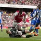 Kiper Brighton and Hove Albion Jason Steele (bawah) menyelamatkan gawangnya dari ancaman pemain Arsenal Eddie Nketiah pada pertandingan sepak bola Liga Inggris di Emirates Stadium, London, Inggris, Minggu (14/5/2023). (AP Photo/Kirsty Wigglesworth)