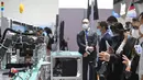 Orang-orang mengunjungi lini produksi cerdas di stan Siemens di area ekshibisi Industri Cerdas dan Teknologi Informasi dalam ajang Pameran Impor Internasional China (China International Import Expo/CIIE) ketiga di Shanghai, China, 6 November 2020. (Xinhua/Li Renzi)