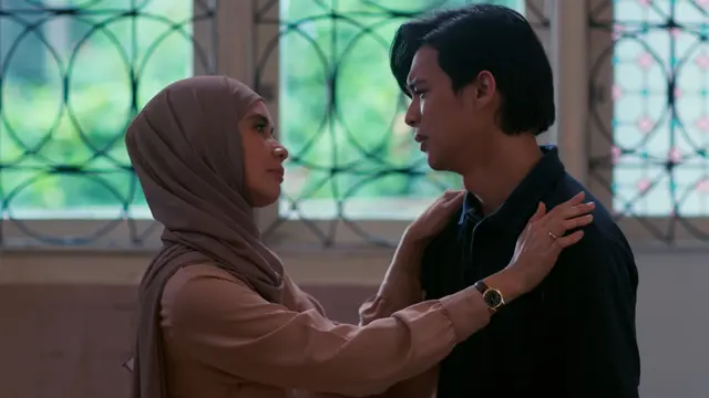 Marsha Timothy dan Rey Mbayang dalam serial Sabtu Bersama Bapak. (Foto: Prime Video)