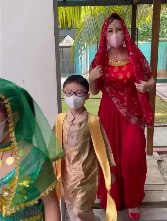 <p>Cynthia Lamusu tampak mengenakan baju India untuk mengenakan kedua anaknya. [Foto: instagram.com/cynthia_lamusu]</p>