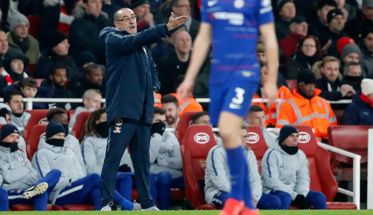 Pelatih Chelsea, Maurizio Sarri memberi instruksi ke para pemainnya saat bertanding melawan Arsenal pada lanjutan Liga Inggris di stadion Emirates di London (19/1). Arsenal menang 2-0 atas Chelsea. (AP Photo/Frank Augstein)