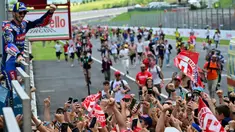 Pembalap Ducati Lenovo, Francesco Bagnaia melakukan selebrasi dengan para penggemarnya usai memenangi balapan MotoGP Italia di Mugello, 2 Juni 2024. (Marco BERTORELLO/AFP)