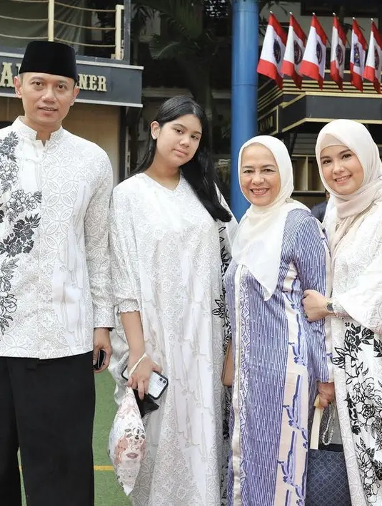 <p>Almira tampil dengan kaftan warna putih, ia pun membiarkan rambut panjang hitamnya terurai. @annisayudhoyono</p>