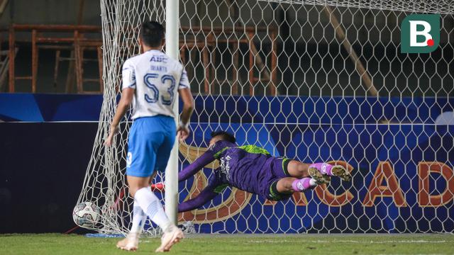 Foto: Melihat Gol Cantik Boaz Solossa saat PSS Sleman Bertemu Persib Bandung di Perempat Final Piala Presiden 2022