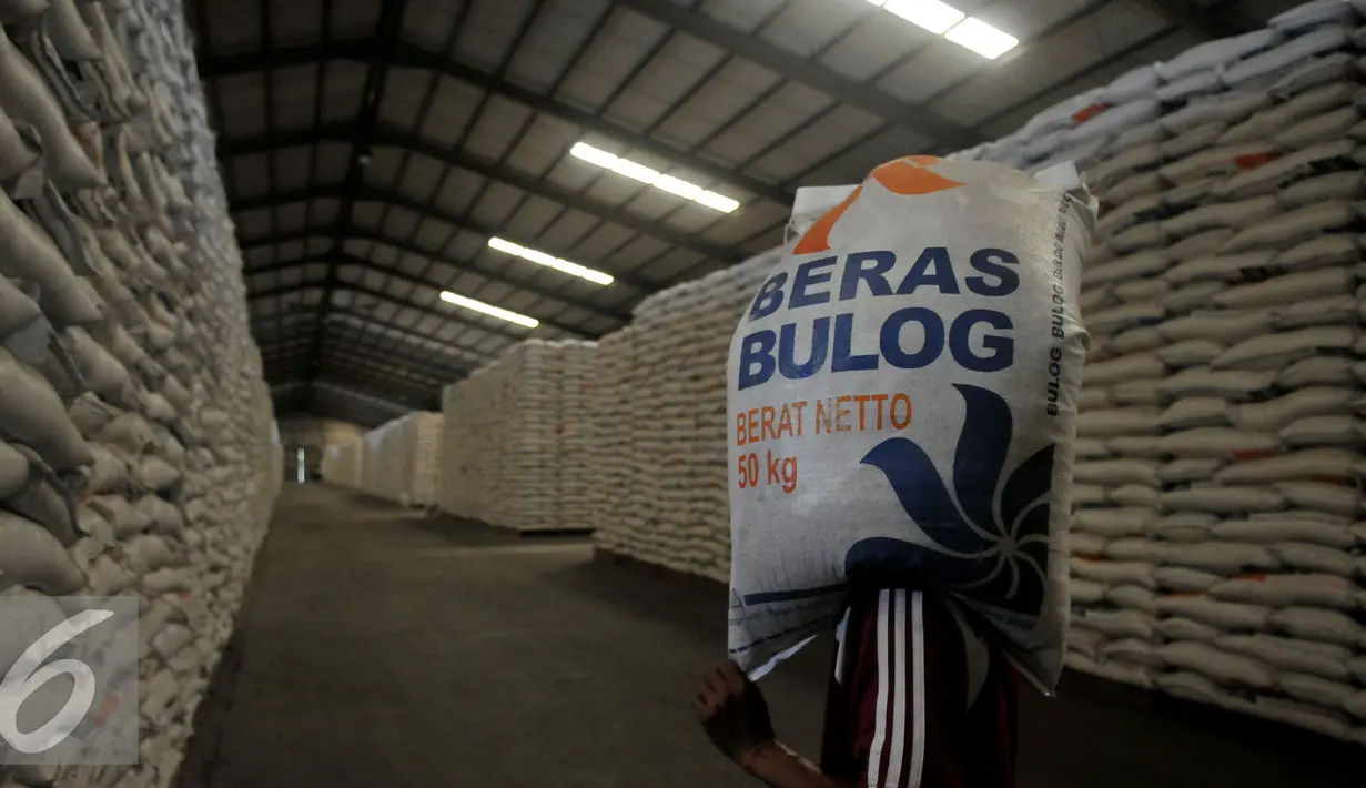 Pekerja memanggul karung Beras milik Badan Urusan Logistik (Bulog) di Gudang Bulog kawasan Kelapa Gading, Jakarta Utara, Selasa (7/6). Bulog memiliki stok beras sebanyak 2,1 juta ton. (Liputan6.com/Johan Tallo)