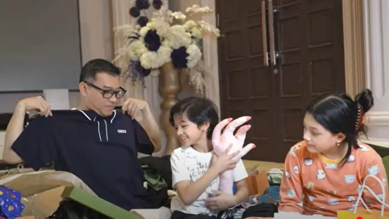 Anang Hermansyah Dapat Kado Ultah Kaus Mewah dari Raul Lemos dan Krisdayanti, foto: Youtube The Hermansyah A6