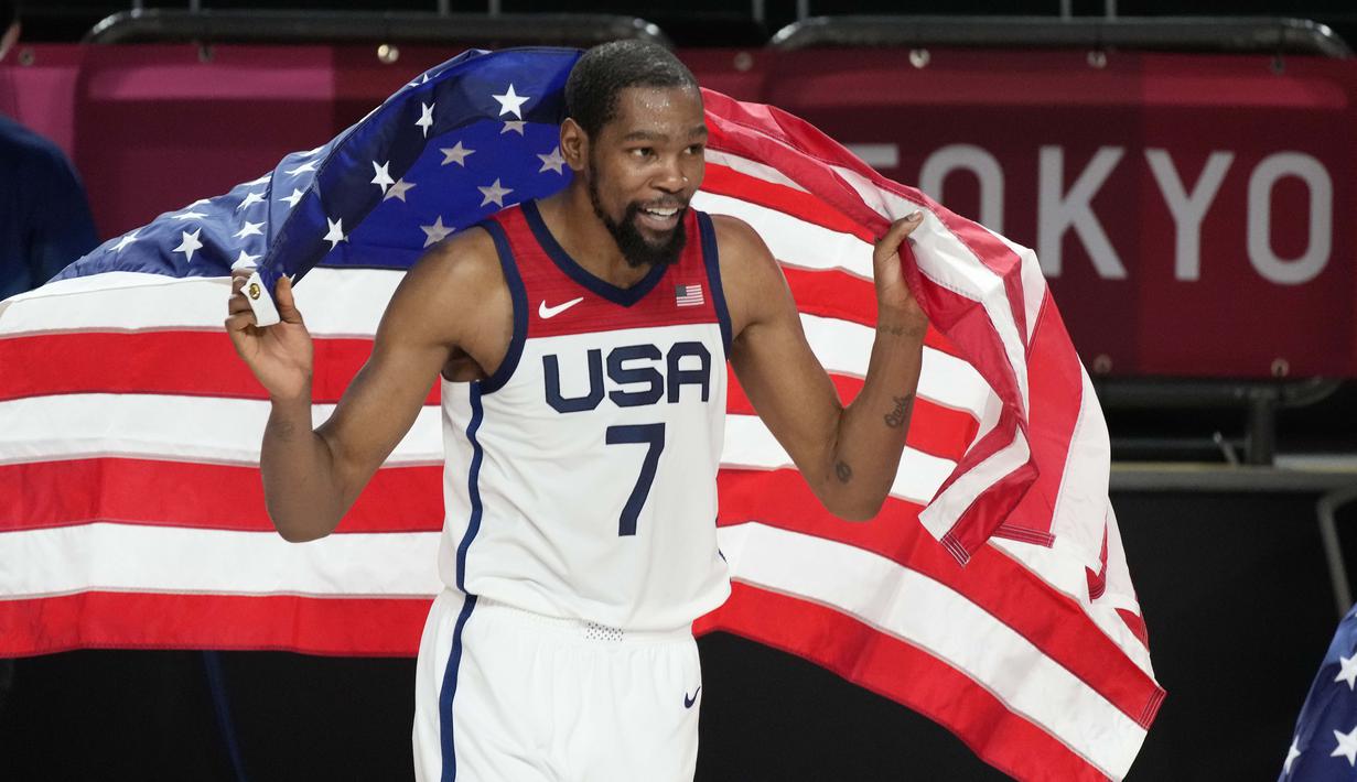 Kevin Durant tampil paling menonjol di tim AS dengan raihan 29 poin dan 6 rebound. Dengan kemenangan atas Prancis di final kali ini, tim basket putra Amerika Serikat juga sudah meraih medali emas selama empat edisi terakhir Olimpiade secara berturut-turut. (Foto: AP/Luca Bruno)