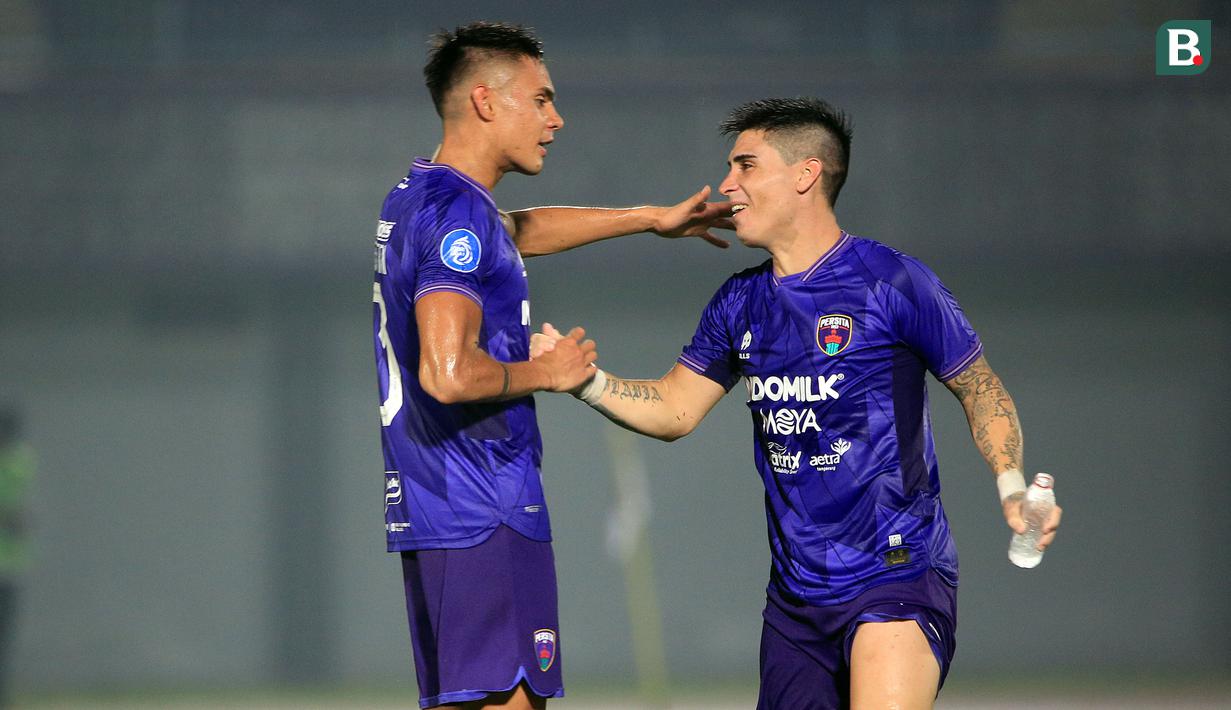<p>Pemain Persita Tangerang, Christian Mangaron Rontini (kiri) dan Norberto Ezequiel Vidal, saling memberikan selamat setelah keduanya mencetak gol bagi timnya dalam pertandingan pekan kedua BRI Liga 1 2023/2024 melawan PSIS Semarang yang berlangsung di Stadion Indomilk Arena, Tangerang, Sabtu (8/7/2023). (Bola.com/Ikhwan Yanuar)&nbsp;</p>