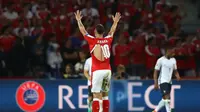 Jersey gelandang tim nasional Swiss, Granit Xhaka, robek dalam laga kontra Prancis, Minggu (19/6/2016) atau Senin dini hari WIB. (AFP)