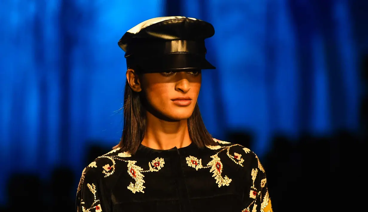 Model berjalan di atas catwalk membawakan busana Autumn Winter 2018 karya desainer asal India, Vineet Bahl selama Amazon India Fashion Week di New Delhi (15/3). (AFP Photo/Chandan Khanna)