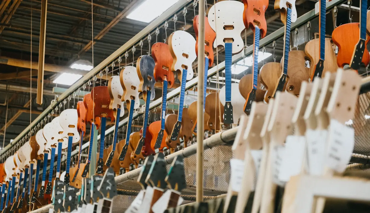 Gitar Gibson terlihat sedang diproduksi di Gibson USA Factory, Nashville, Tennessee, Amerika Serikat, Rabu (17/7/2019). Gibson kembali bangkit dari kebangkrutan setelah disuntik dana segar. (Jason Kempin/Getty Images/AFP)