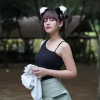 Happy Asmara tampil cute dan sexy di saat yang bersamaan dengan memadukan one shoulder strap dengan rok mini. Sementara Ghea tampil girly dengan v-neck top dan rok floral. [Instagram].