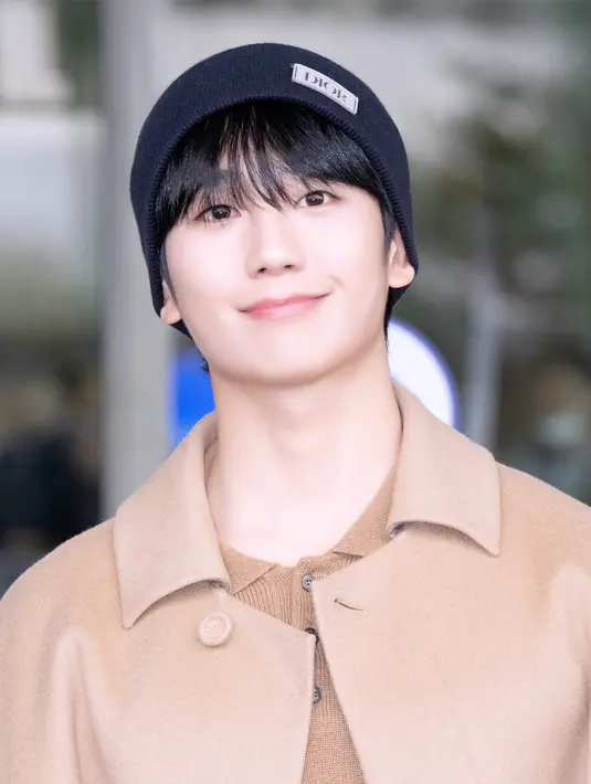 Beberapa aksesori mempermanis penampilan Jung Haein di airport ini. Ia juga mengenakan Dior Icons Beanie in Navy Blue Cashmere dan menenteng Weekender 40 Bagi in Dior Oblique Jacquard. [Foto: Document/Dior]