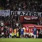 Spanduk Glazers Out terlihat pada pertandingan antara Manchester United kontra Chelsea di ajang Liga Inggris 2022/2023 hari Jumat (26/05/2023) dini hari WIB. (OLI SCARFF / AFP)(OLI SCARFF / AFP)