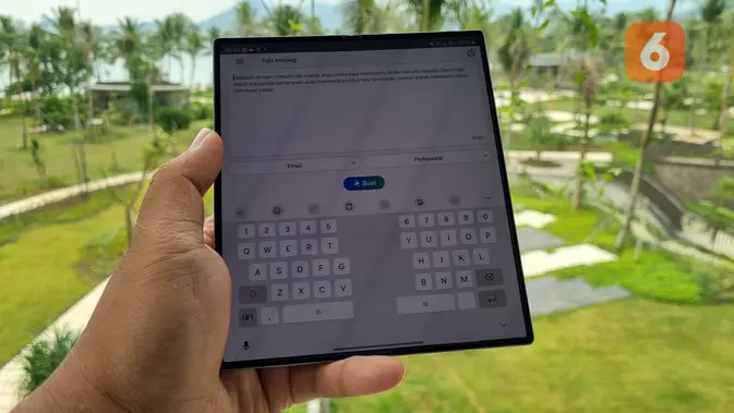<p>Bikin Caption dan Email Lebih Mudah Pakai AI Composer di Samsung Galaxy Z Fold6. (Liputan6.com/ Agustinus Mario Damar)</p>