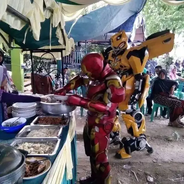 10 Penampilan Kocak Tamu di Acara Kondangan Ini Bikin Tepuk Jidat