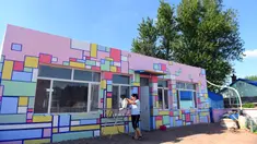 Foto yang diabadikan pada 18 Juni 2020 ini menunjukkan sebuah rumah yang dihiasi lukisan di Desa Qingshui, Kota Changchun, China timur laut. Para mahasiswa dan pengajar dari Universitas Seni Jilin menghiasi desa tersebut dengan mural. (Xinhua/Lin Hong)