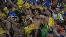 Suporter Brasil merayakan kemenangan atas Peru pada laga final Copa America 2019 di Stadion Maracana, Rio de Janeiro, Minggu (7/7). Brasil menang 3-1 atas Peru. (AFP/Luis Acosta)