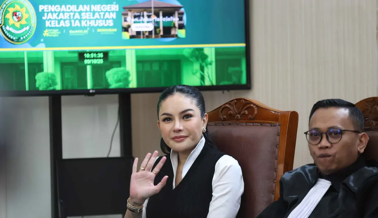 Artis, Nikita Mirzani (kiri) sesaat sebelum menjalani sidang lanjutan yang beragendakan pembacaan tuntutan terkait kasus pemerasan dan Tindak Pidana Pencucian Uang (TPPU) di Pengadilan Negeri Jakarta Selatan, Kamis (9/10/2025). (Kapanlagi.com/Budy Santoso)