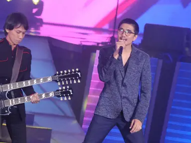 Duta (kanan) dan Eros, personel dari grup band Sheila On 7 saat beraksi di Panggung Konser Raya 22 Indosiar, Jakarta, Rabu (11/1). Indosiar menggelar pertunjukan akbar Konser Raya dengan tema Semesta Cinta Indonesia. (Liputan6.com/Helmi Afandi)