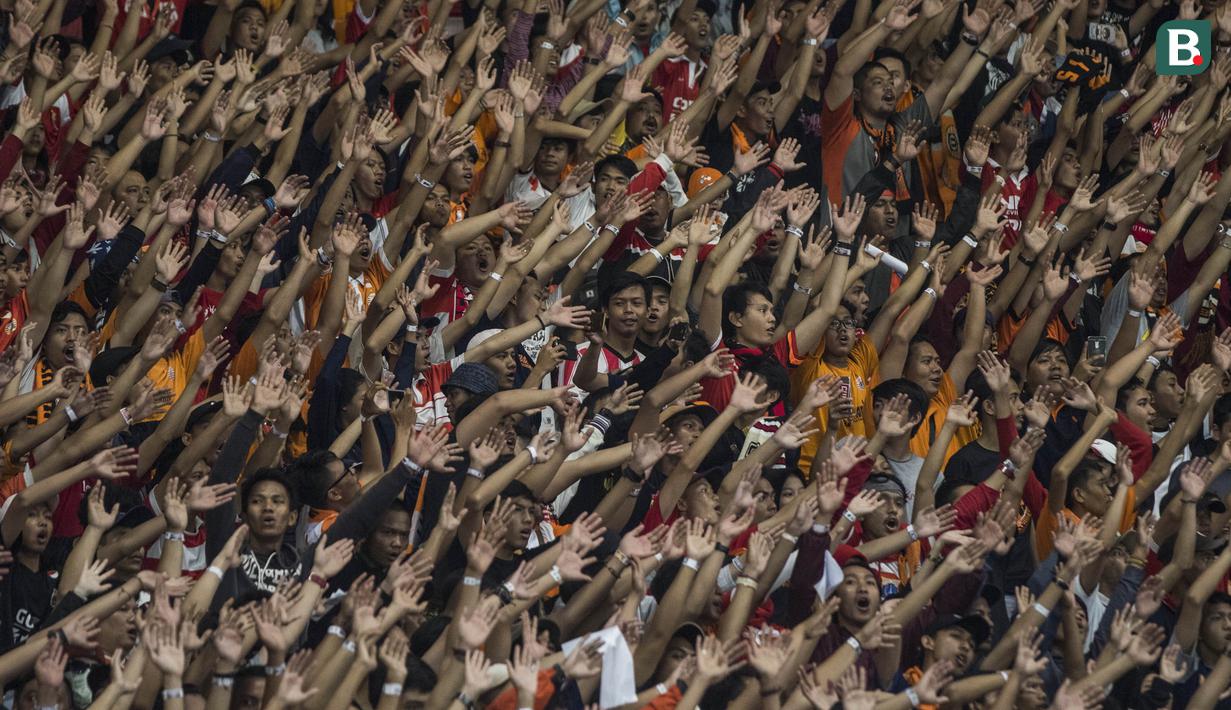 Suporter Persija Jakarta, The Jakmania, melakukan koreografi ketika memberikan dukungan saat melawan Bali United pada final Piala Presiden di SUGBK, Jakarta, Sabtu (17/2/2018). Persija menang 3-0 atas Bali United. (Bola.com/Vitalis Yogi Trisna)