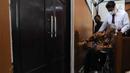 M Kece hadir mengunakan kursi roda usai menjalani persidangan lanjutan terkait kasus penganiayaan oleh terdakwa Irjen Napoleon Bonaparte di Pengadilan Pengadilan Negeri Jakarta Selatan, Kamis (23/6/2022). Sidang yang beragendakan pemeriksaan saksi ini menghadirkan M Kece sebagai saksi pelapor. (Liputan6.com/Herman Zakharia)