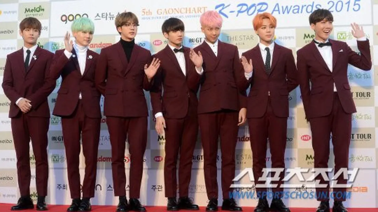 Grup K-Pop asal Korea Selatan, BTS, di Gaonchart Kpop Awards pada tahun 2015. (Twitter/@BTS_ARMY)