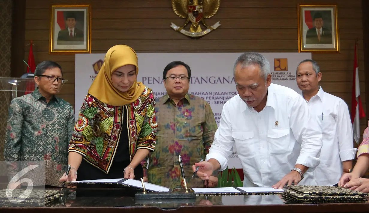 Menteri PUPR, Basuki Hadimuljono bersama Presiden Direktur PT PII, Synthia Rusli saat menandatangani Perjanjian Pengusahaan Jalan Tol Batang-Semarang dengan PT Jasamarga Semarang Batang di Jakrta, Rabu (28/4). (Liputan6.com/Angga Yuniar)