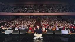 Kim Seon Ho juga sempat mengadakan fanmeeting. Ia mengungkapkan perasaan bahagianya karena masih bisa berjumpa dengan para penggemar. Dalam caption unggahan, pria yang disebut ‘anak baik’ itu menuliskan pesan menyentuh bahwa dirinya selalu menghargai semua momen yang berharga itu selamanya. (Liputan6.com/IG/@seonho__kim)